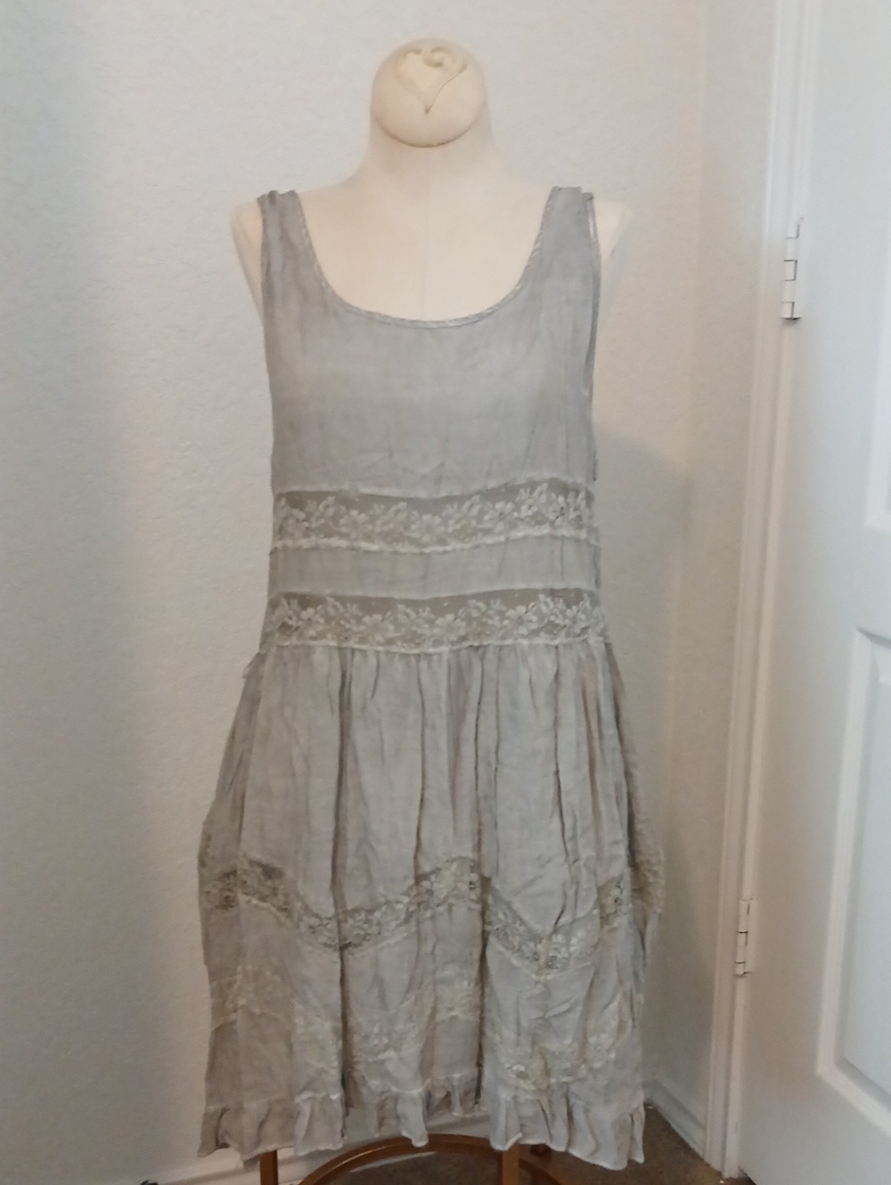 entro Light Gray Lace-Trim Sleeveless Midi Dress